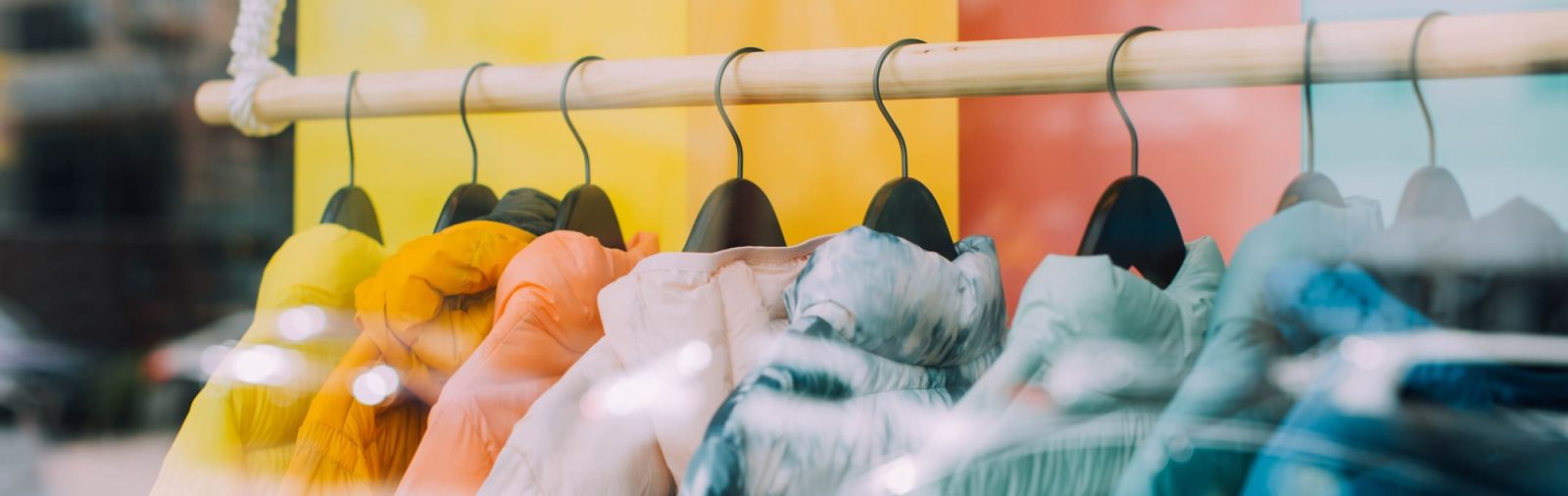 Verschillende kleuren jassen aan een hanger