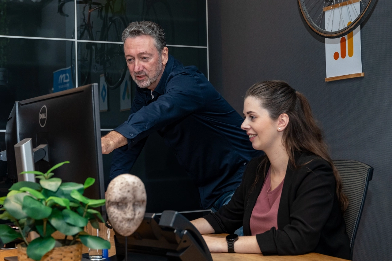 Marit met Peter in overleg aan bureau