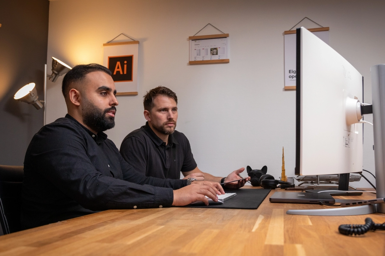 Jeroen en Khasem overleggen