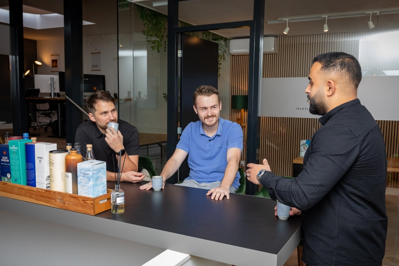 Jeroen Bram en Khasem overleggen