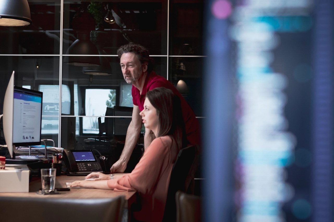 Marit met Peter in overleg aan bureau