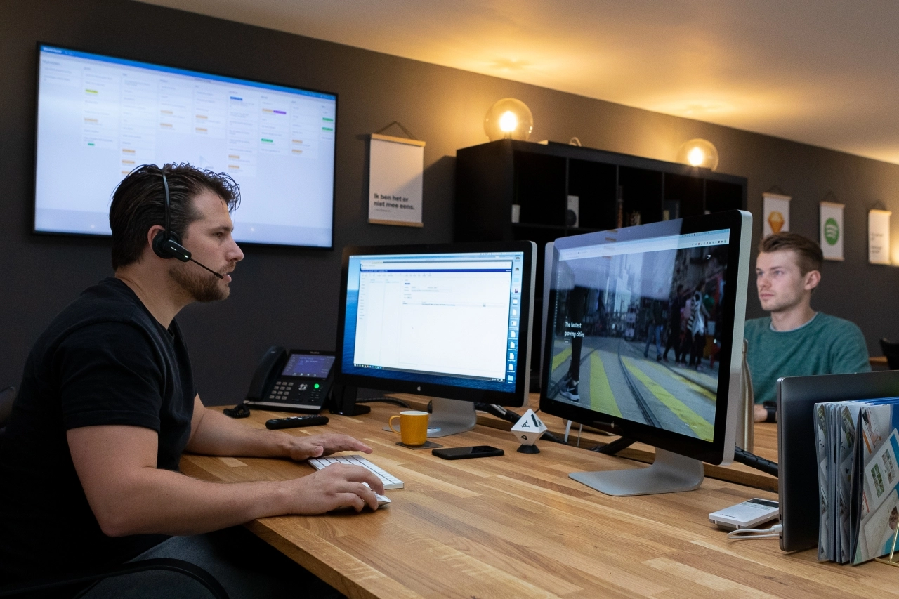 Jeroen en Nick aan het werk en bellen