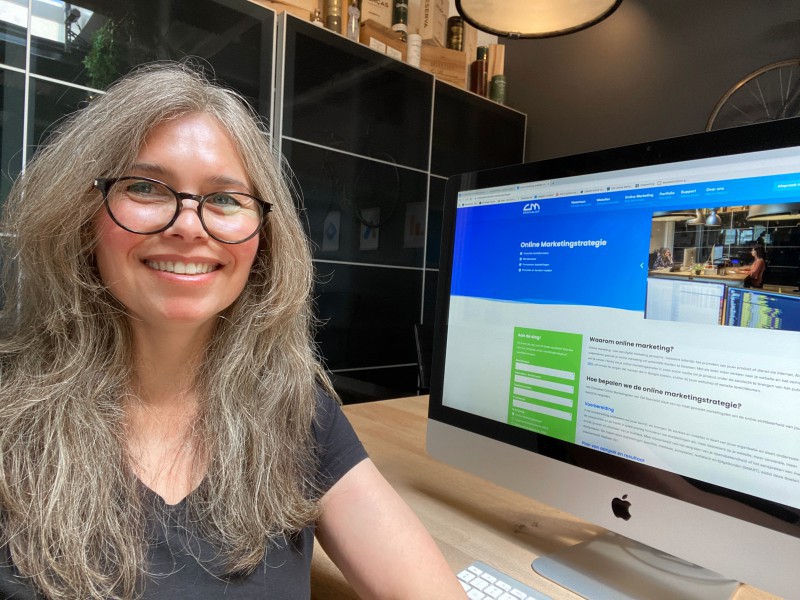 Lisa Ginus achter haar bureau bezig met online marketing